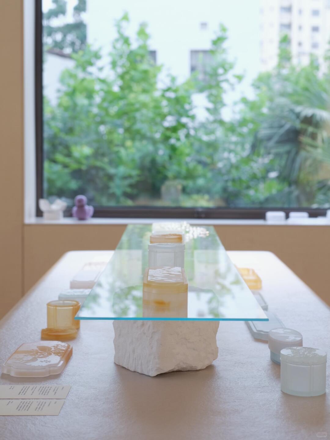 产品:琉璃器物、艺术家具、东方造物、光影装置 ;服务:空间定制(酒店 / 商业空间 / 私宅陈设)、企业礼赠与品牌联名定制、品牌展览 截图